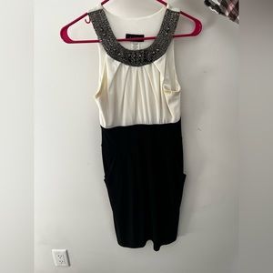 Pocket black and white sleeveless dress with jewels at neckline